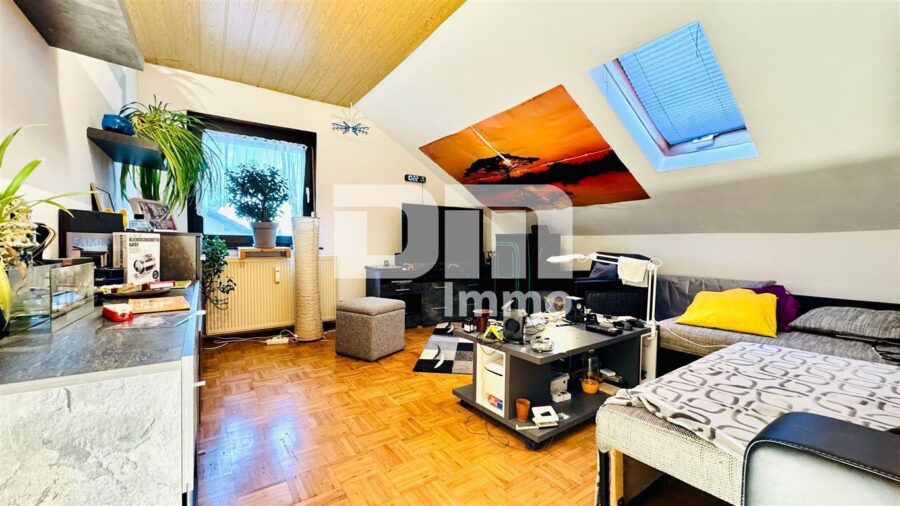 Umfangreich teilsaniertes Dreifamilienhaus mit Garage + PV Anlage und großem Garten - WE3 DG Wohnzimmer / Esszimmer